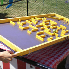 Labyrinth carnival game